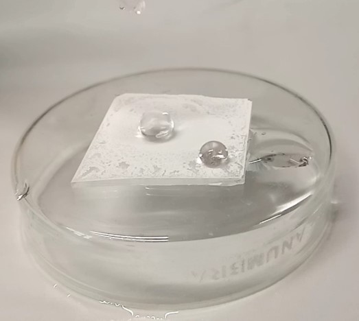 Super hydrophobic surfaces over glass